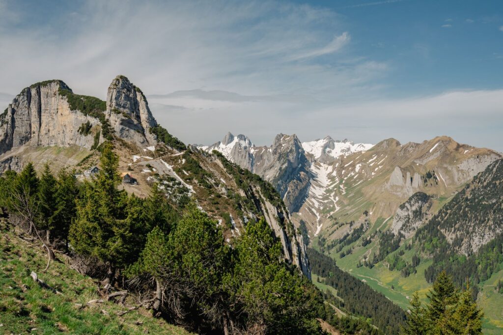 El laberinto de las tierras altas: cómo los trenes cremallera de alta montaña y los funiculares hidroneumáticos transforman el transporte en el Oberland Bernés
