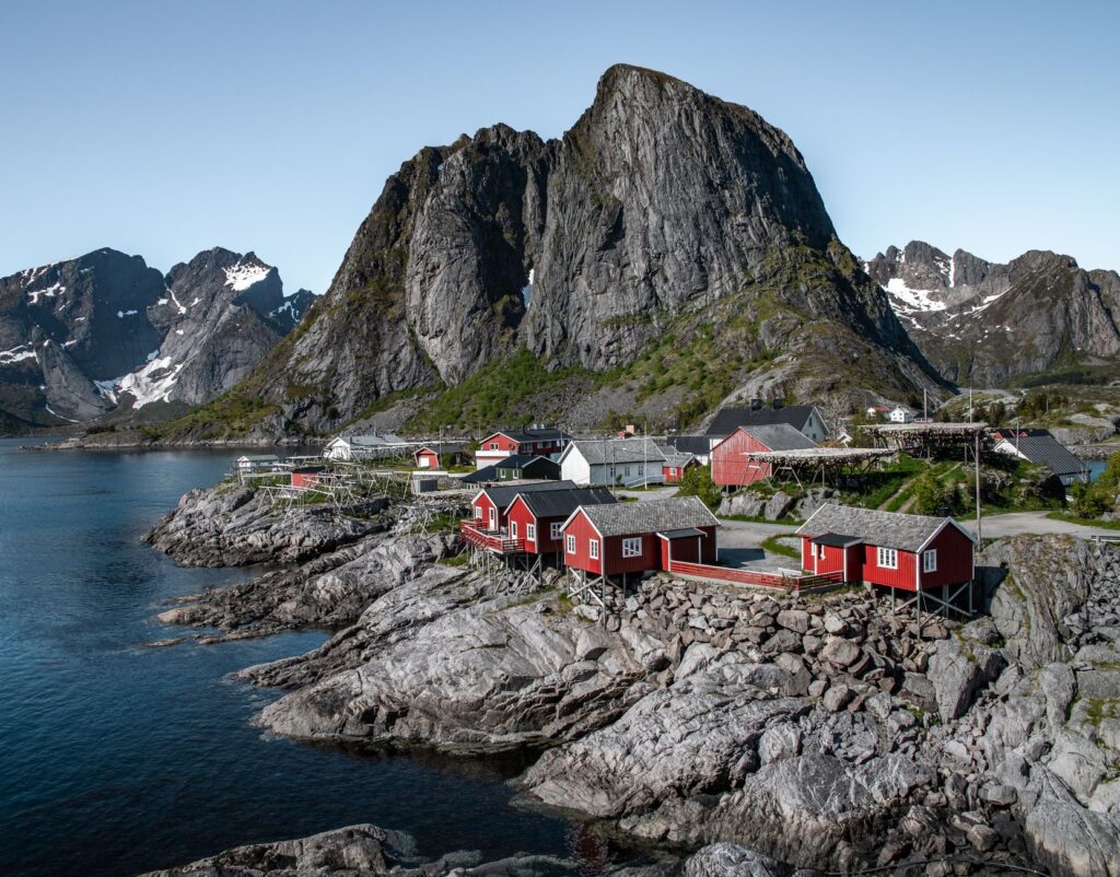 El refugio de la bruma interior: la alquimia del bienestar mental y el aislamiento consciente en las islas Lofoten