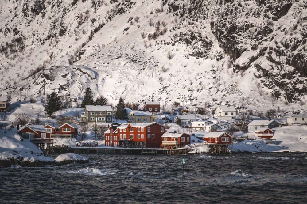 El latido mineral del archipiélago de Lofoten: navegación costera y arquitectura de madera en el círculo polar ártico