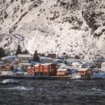 El latido mineral del archipiélago de Lofoten: navegación costera y arquitectura de madera en el círculo polar ártico