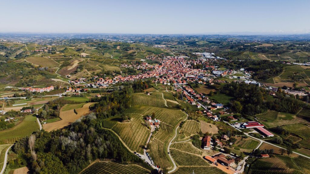 La Conectividad Ferroviaria del Corredor del Piamonte: Ingeniería, Puertos Secos y la Logística Alpina en el Noroeste de Italia