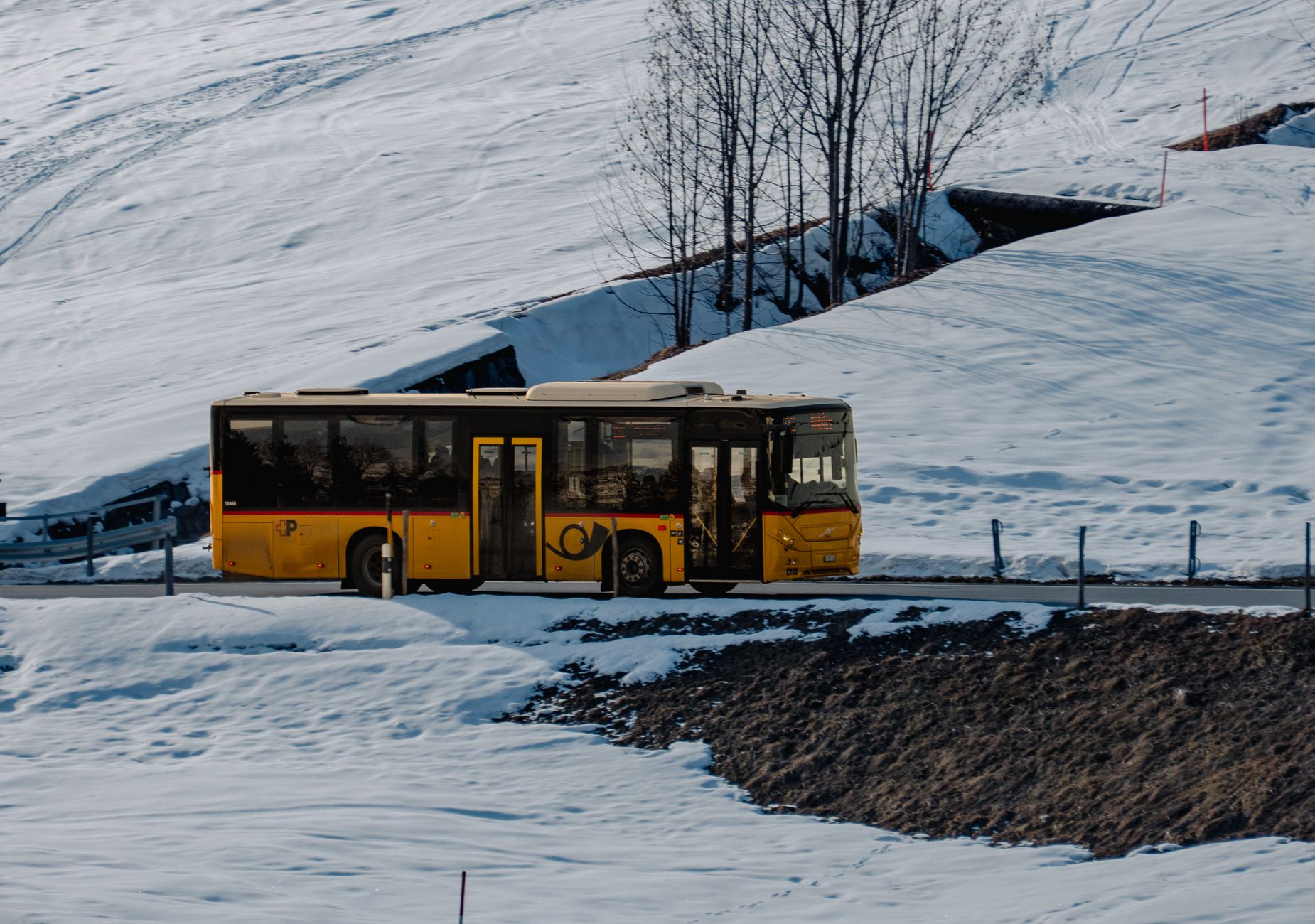 El diseño de la conectividad: El legado amarillo del PostBus en los Alpes suizos
