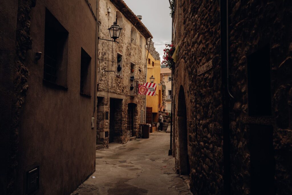 Rupit i Pruit: el latencia medieval del Collsacabra sobre roca volcánica