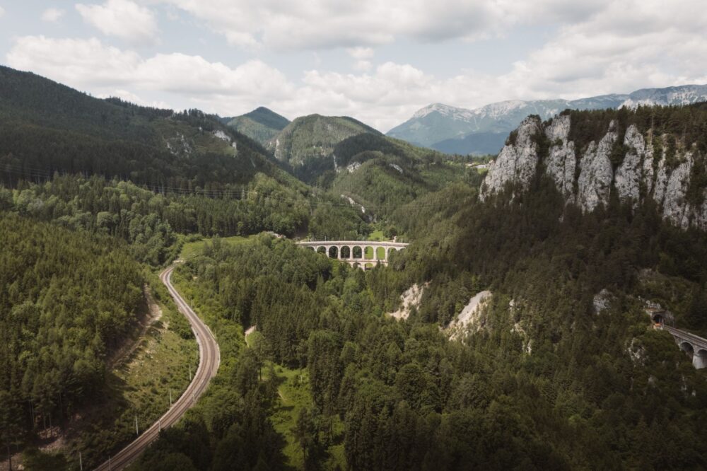 El latido férreo de los Alpes Julianos: Ingeniería, pasos de montaña y la conectividad ferroviaria de la línea Bohinj