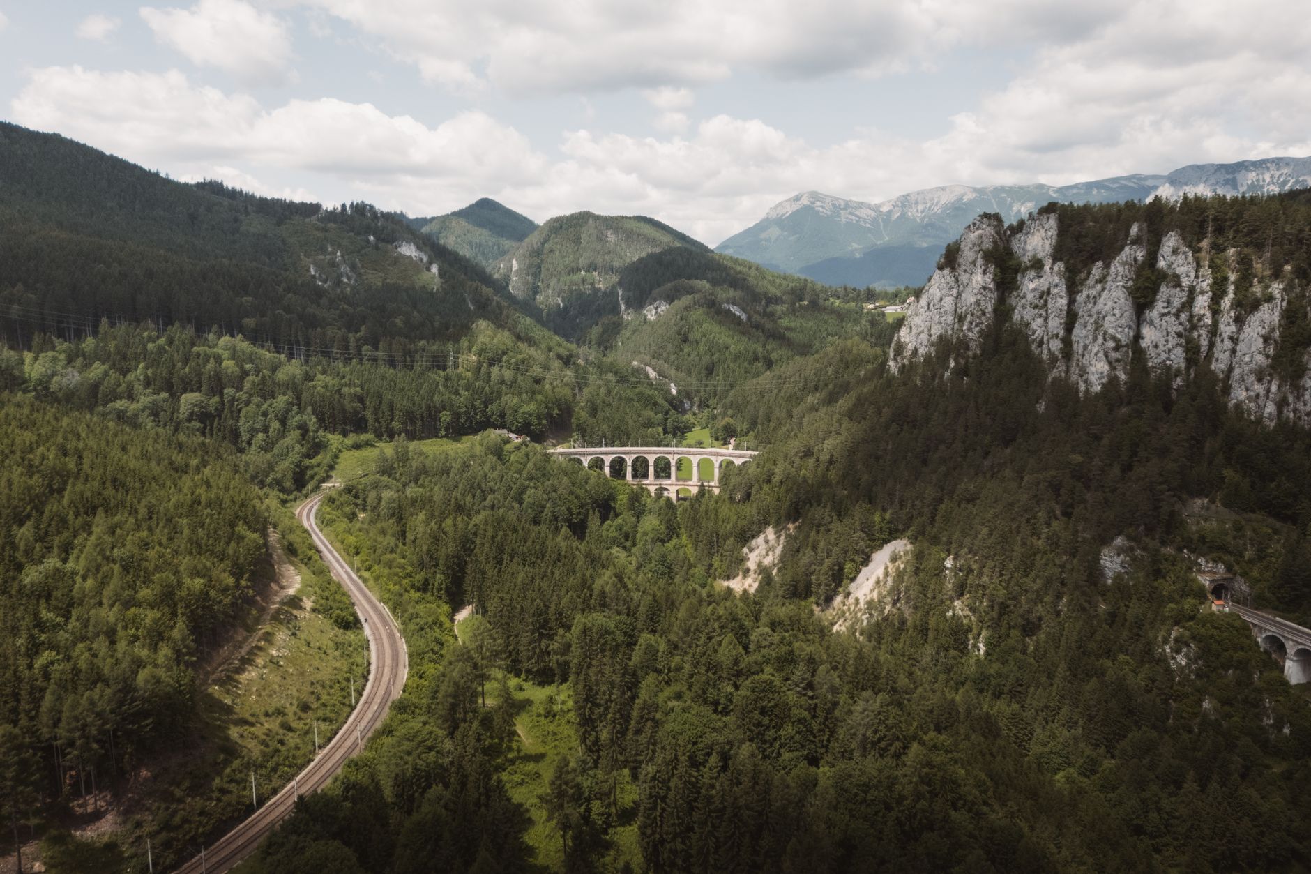 El latido férreo de los Alpes Julianos: Ingeniería, pasos de montaña y la conectividad ferroviaria de la línea Bohinj