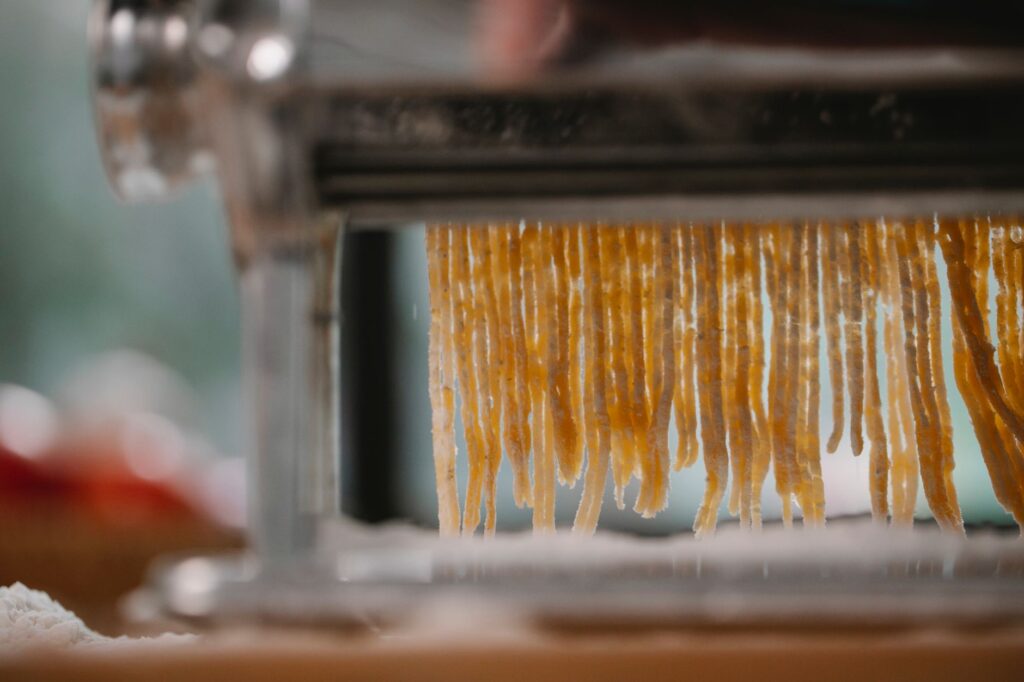 El secreto de la harina y el agua: la milenaria cultura de las pastas de grano duro en los obradores de Nápoles