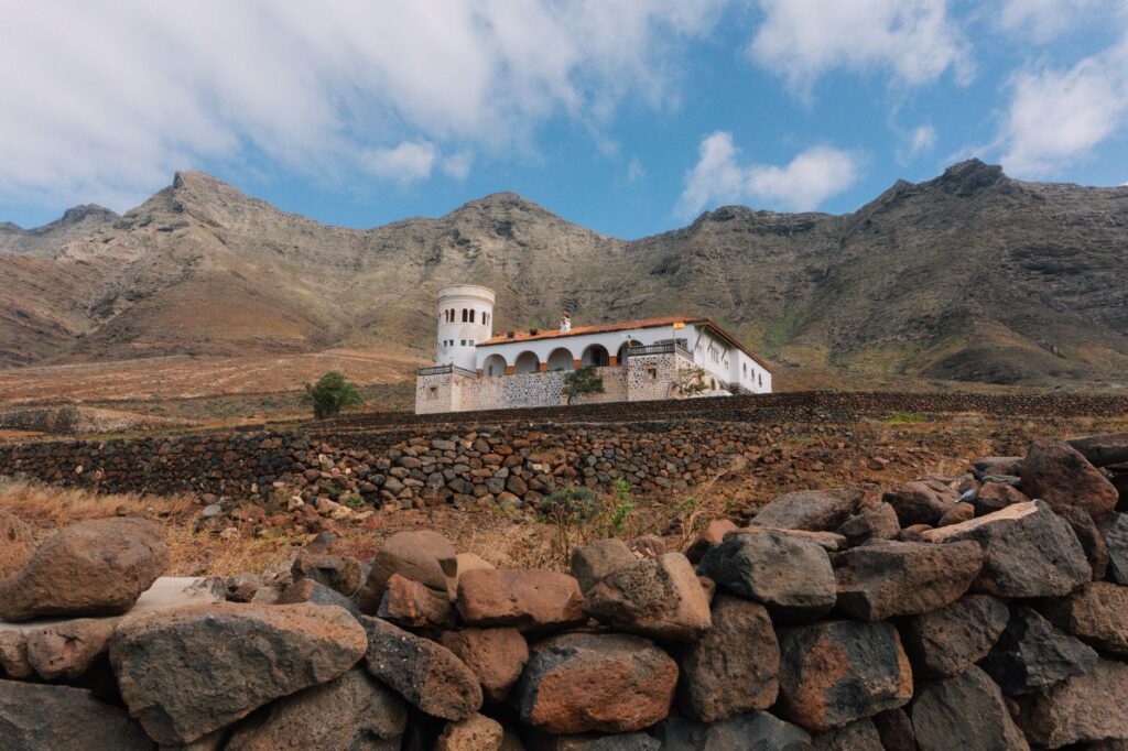 El Ferrocarril del Teide: Ingeniería volcánica, logística insular y la conectividad ferroviaria histórica en Tenerife