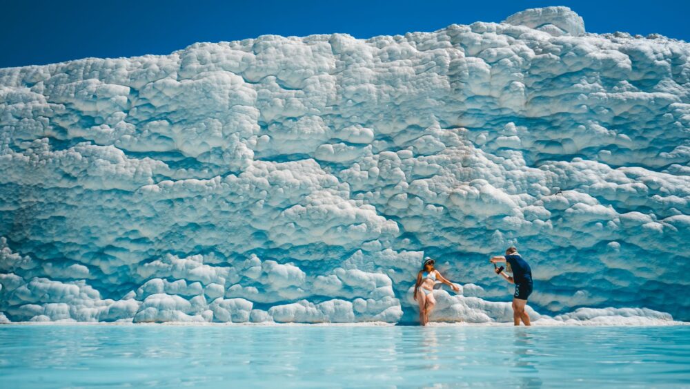 El silencio milenario de los manantiales de Pamukkale: hidroterapia travertina y arquitectura clásica en las terrazas de Anatolia