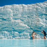 El silencio milenario de los manantiales de Pamukkale: hidroterapia travertina y arquitectura clásica en las terrazas de Anatolia