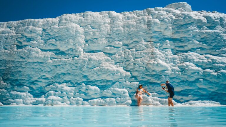El silencio milenario de los manantiales de Pamukkale: hidroterapia travertina y arquitectura clásica en las terrazas de Anatolia