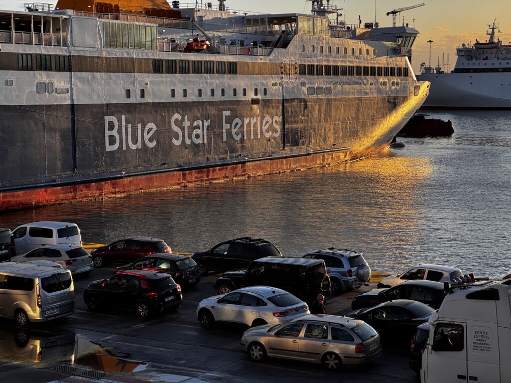 El laberinto intermodal del Egeo Central: la red de transbordadores rápidos y alta mar que vertebra las Cícladas Menores