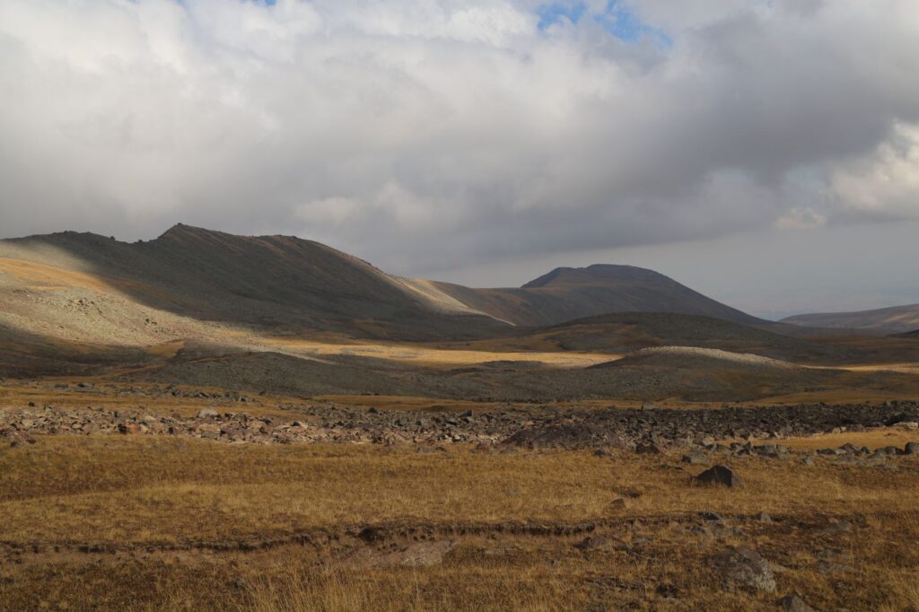 El Dominio de las Cumbres de Esquisto: Geología, Alta Ruta y Sostenibilidad en el Parque Nacional de los Cairngorms