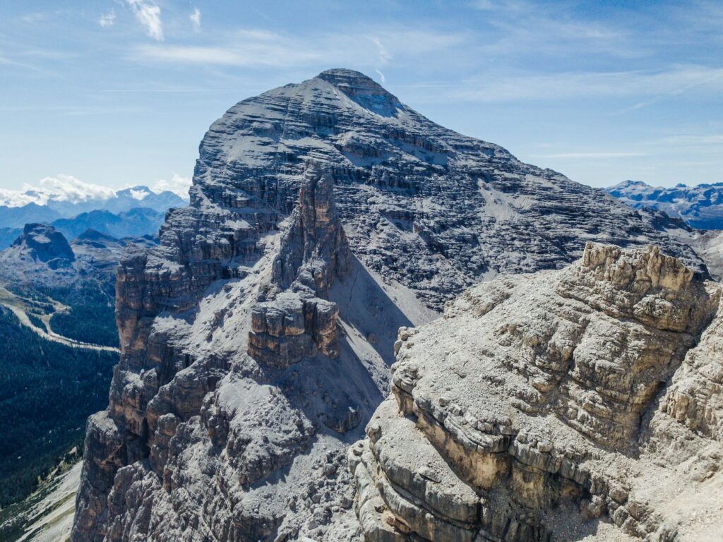 La Travesía del Sendero de Alta Ruta de los Dolomitas Vía Ferrata en Italia: Guía de Expedición y Escalada Vertical por los Murallones Calcáreos de los Alpes