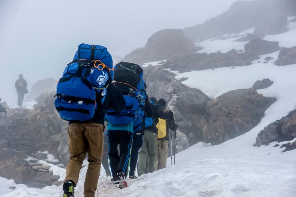 La Travesía del Sendero de Alta Ruta del Atlas en Marruecos: Guía de Expedición y Senderismo por los Macizos de Granito del Toubkal