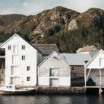 El silencio milenario de los fiordos de Lofoten: arquitectura de madera y navegación entre murallas de granito en el Mar de Noruega