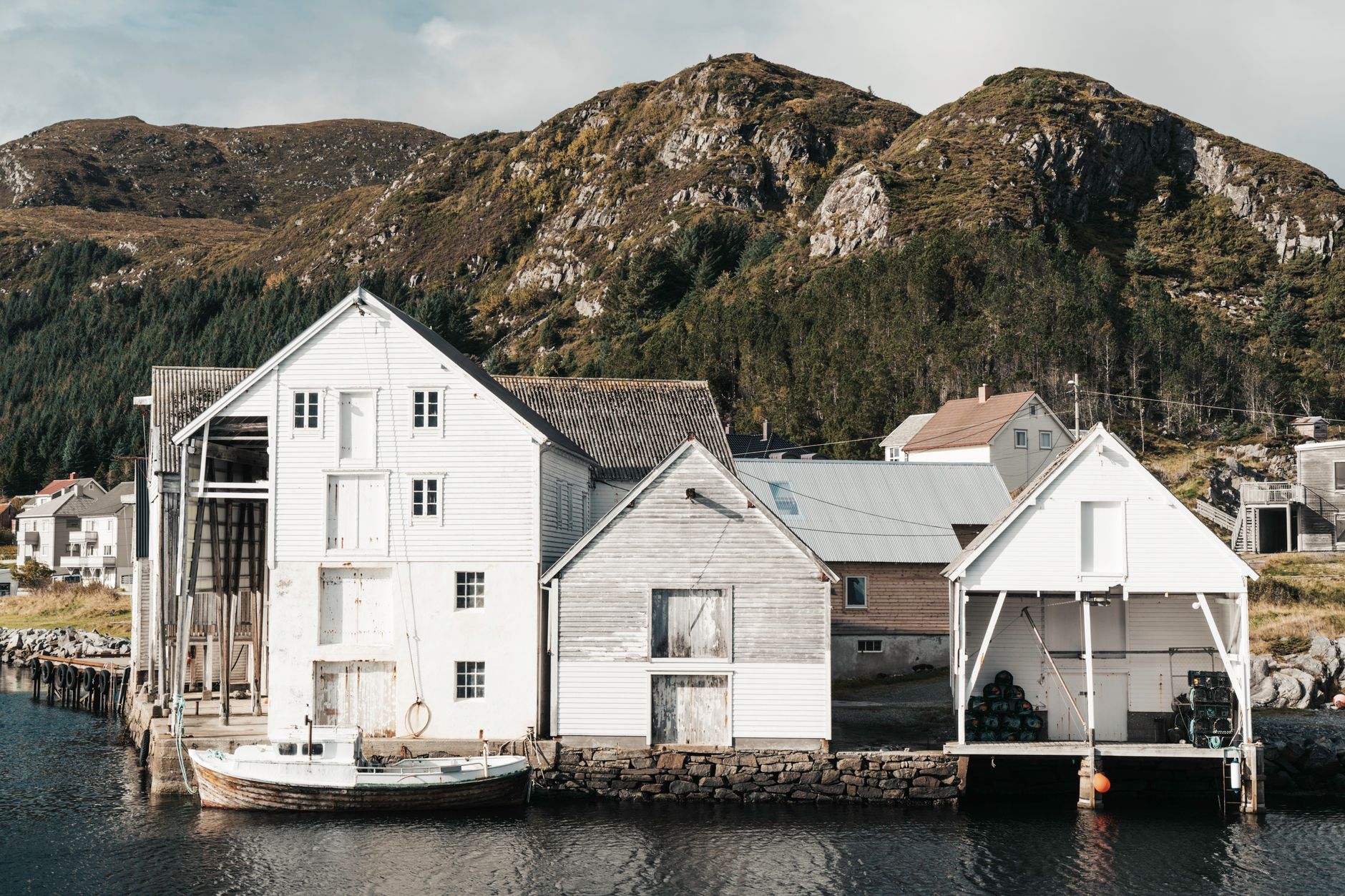 El silencio milenario de los fiordos de Lofoten: arquitectura de madera y navegación entre murallas de granito en el Mar de Noruega