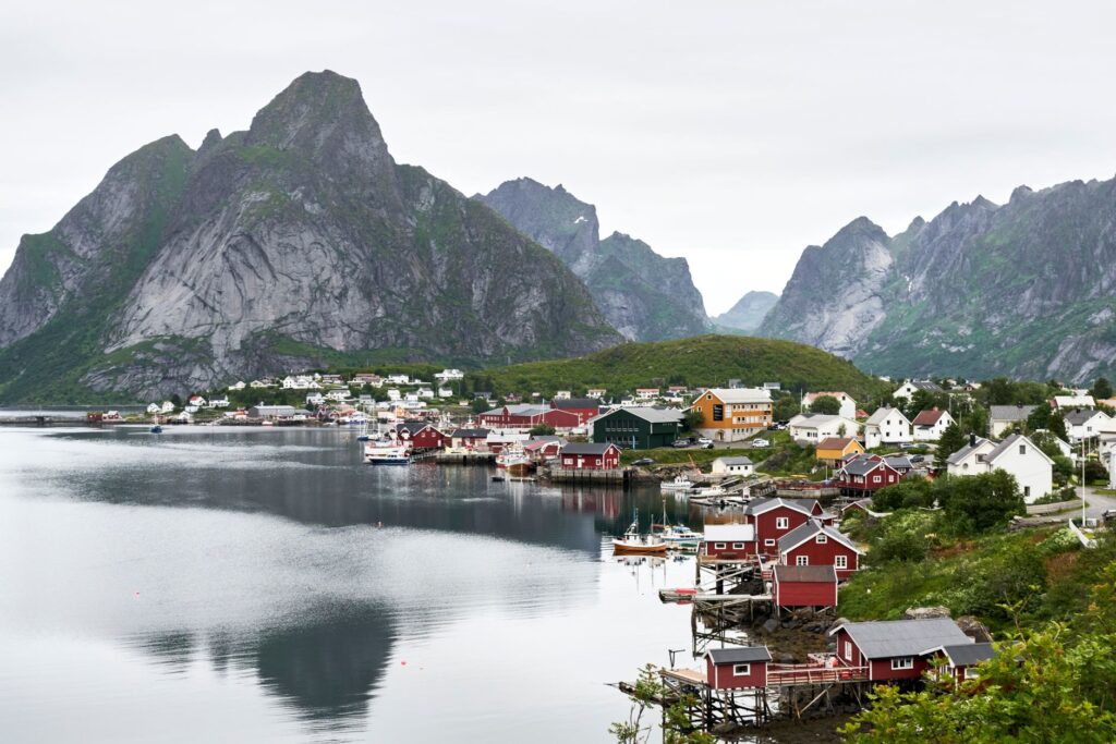 El laberinto de los fiordos árticos: cómo la navegación eléctrica y los caminos costeros transforman el transporte en las islas Lofoten