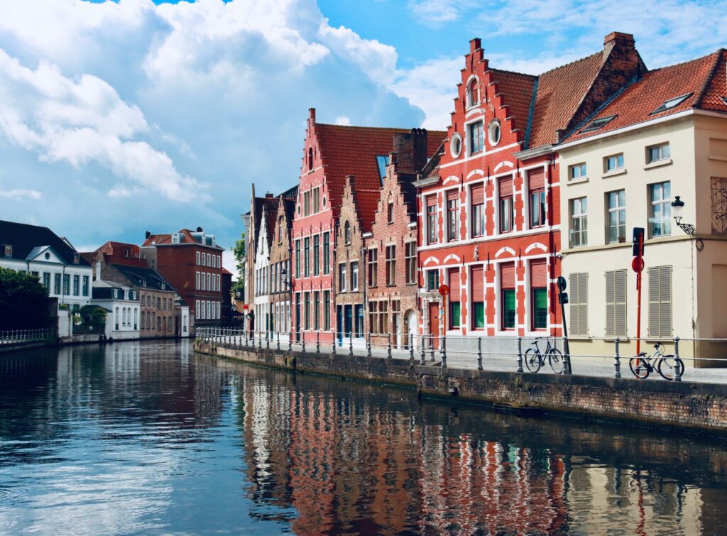 El Renacimiento de los Canales de Flandes: Navegación Fluvial, Patrimonio Gótico y Diseño Sostenible en Bélgica