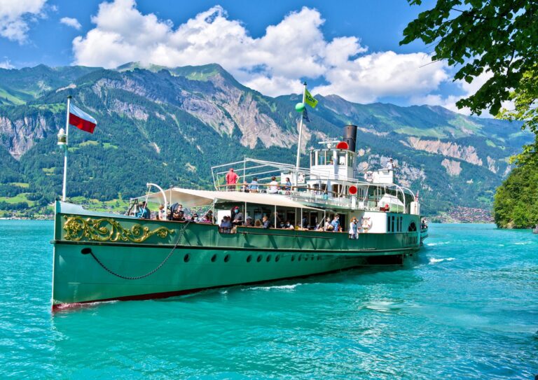 El latido de los barcos de vapor en el lago Lemán: Ingeniería centenaria, paletas de roble y la navegación alpina en Suiza