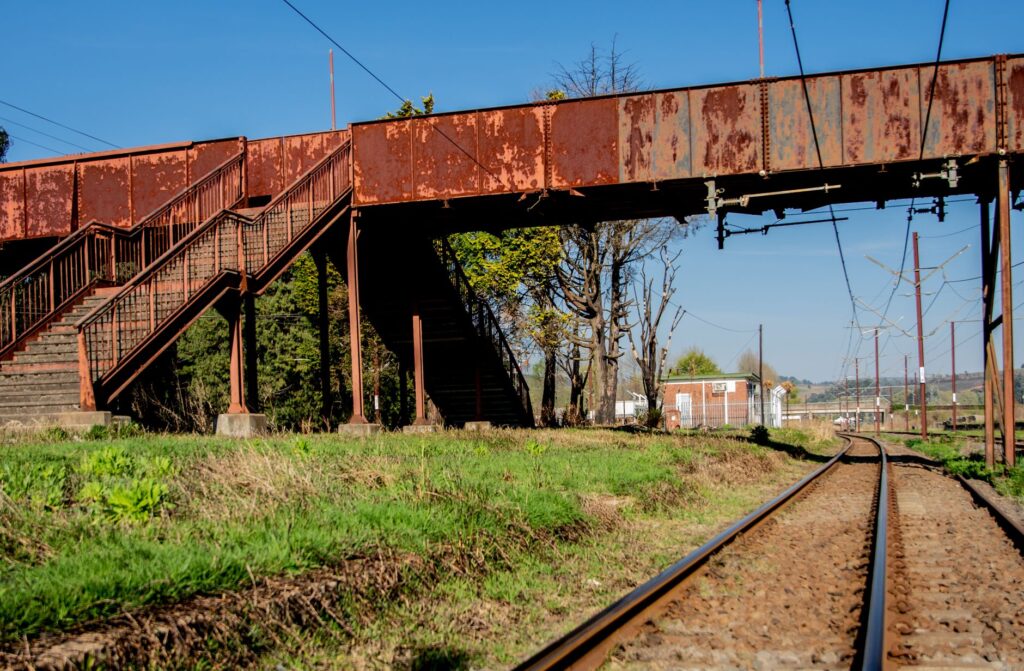 El laberinto de la trocha y la locomotora: la odisea ferroviaria y humana del Transgabonais en el corazón ecuatorial
