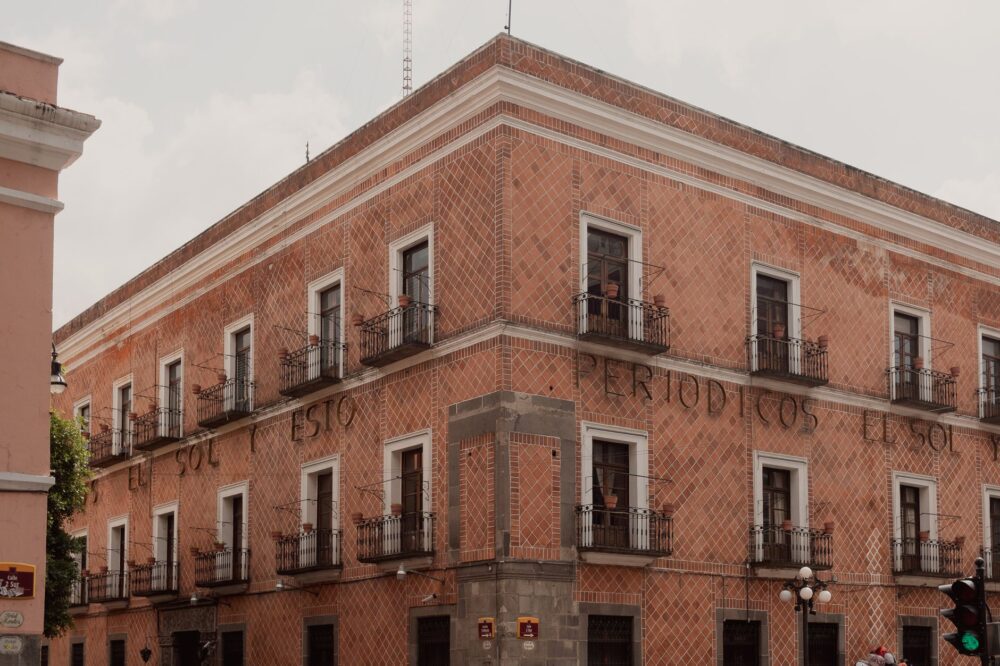 El latido de la cerámica de Talavera: óxido, torno y memoria en los alfares de Puebla