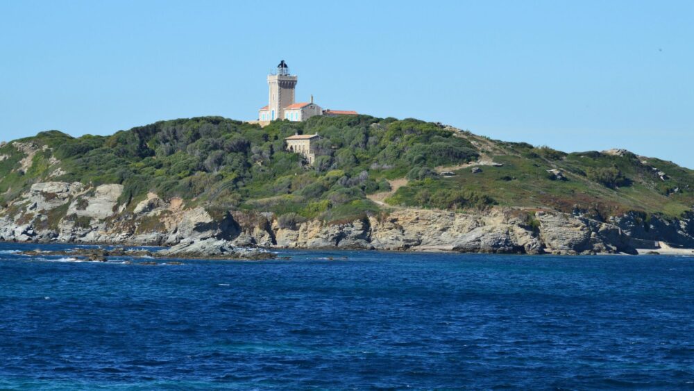 El latido meridional del archipiélago toscano: Vapores de cabotaje, faros de acantilado y la conectividad insular de la isla de Giglio