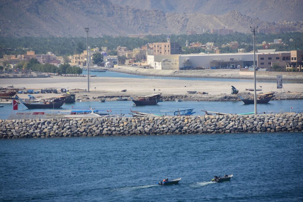 El latido intermodal de la ruta del mar de Omán: Falajs de montaña, transbordadores costeros y la frágil conectividad de la península de Musandam