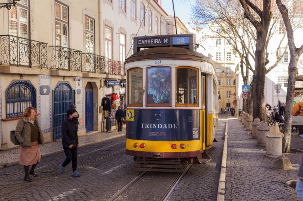 El latido de hierro de los tranvías de Lisboa: Adoquines, contrapesos y la ingeniería anfibia de las Siete Colinas