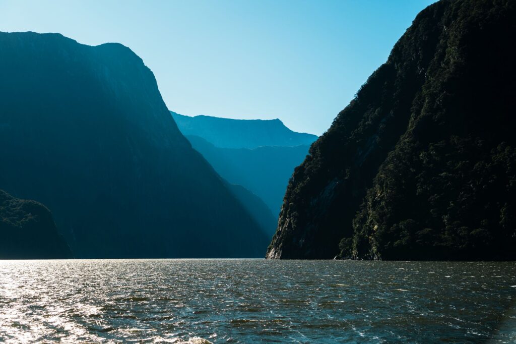 El laberinto oceánico de los fiordos de Fiordland: conectividad náutica, aviación de montaña y la odisea logística en la costa suroccidental de Nueva Zelanda
