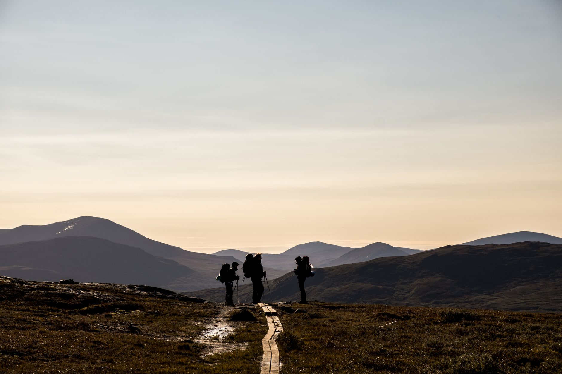 La Travesía del Kungsleden: Guía de Expedición y Senderismo Ártico por la Tundra de Laponia