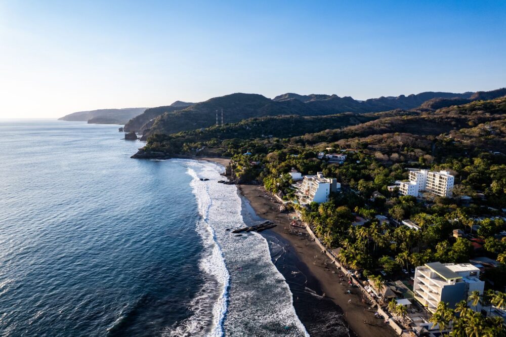 El Salvador acelera su apuesta estratégica para transformar el turismo costero y atraer inversión internacional