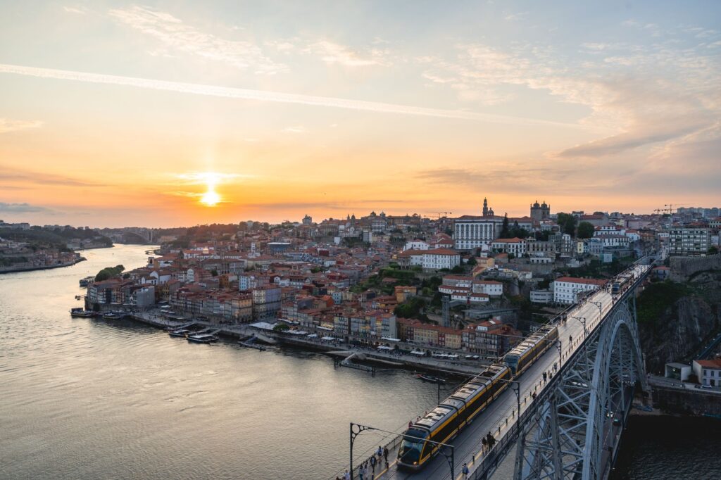 El latido costero de Oporto: Ingeniería de los puentes del Duero, arquitecturas de hierro y la conectividad fluvial del norte luso