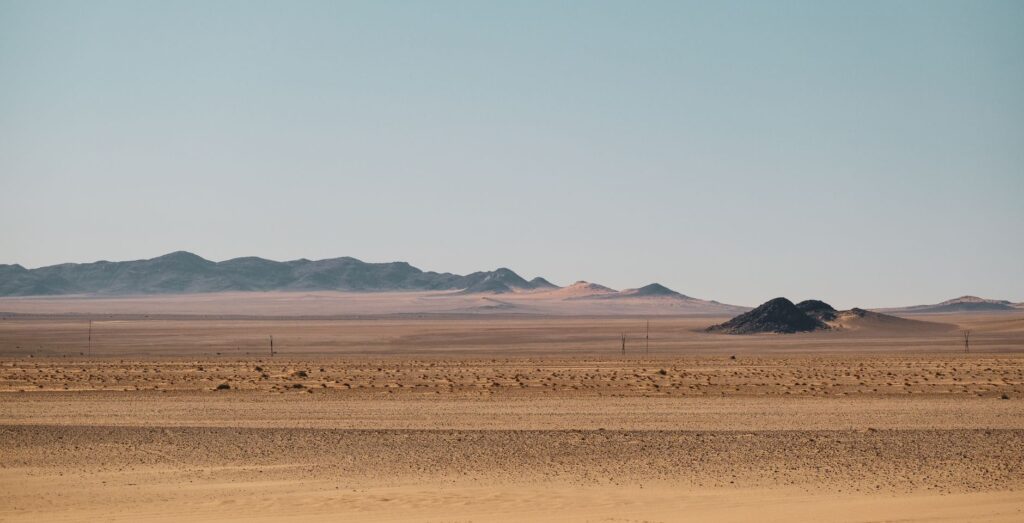 El Ferrocarril Transmongol: Ingeniería esteparia, logística fronteriza y la conectividad ferroviaria histórica entre Ulán Bator y la frontera de Naushki
