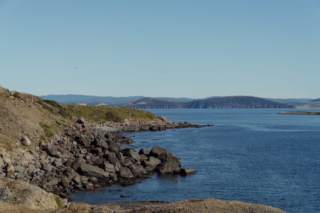 El laberinto de las mareas de Bruny Island: transbordadores, istmos de arena y la frágil conectividad insular de Tasmania