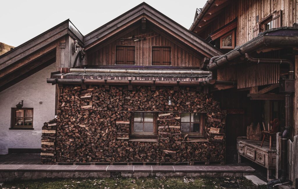 El silencio milenario de los baños de vapor de los Cárpatos: hidroterapia mineral y arquitectura de madera en las profundidades de Transilvania