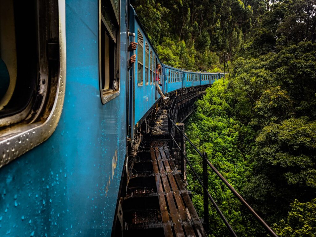 Rieles entre volcanes y bruma: la travesía ferroviaria que revela el pulso secreto de Costa Rica