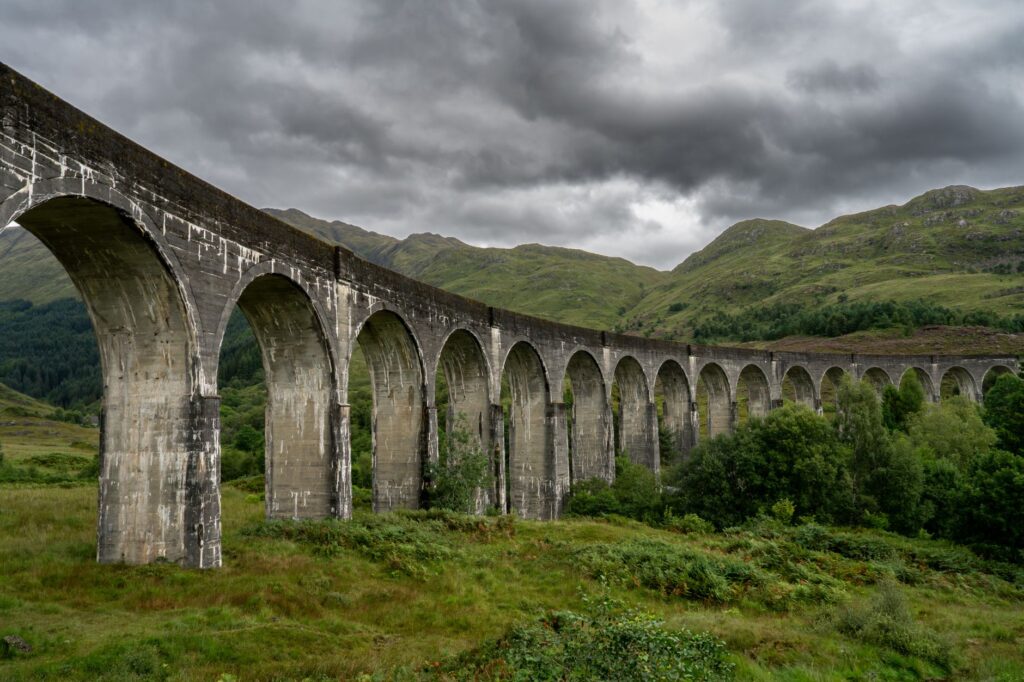 El Ferrocarril de la Línea West Highland: Ingeniería de páramos, logística escocesa y conectividad ferroviaria histórica hacia Mallaig