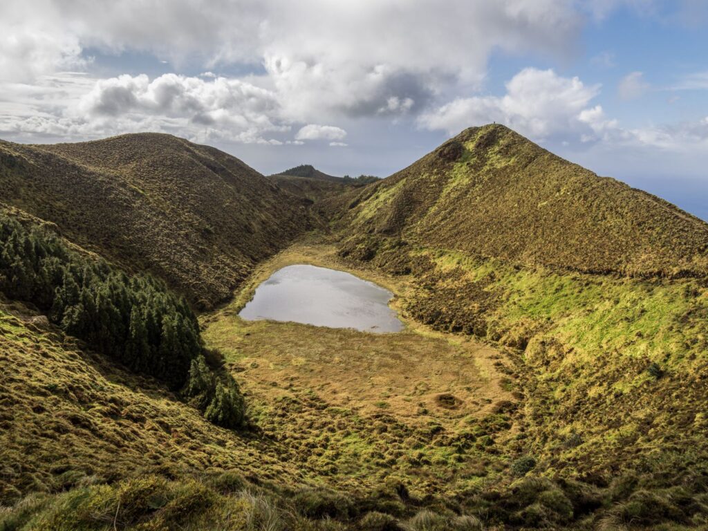 El laberinto intermodal del archipiélago de las Azores: transbordadores oceánicos, pistas volcánicas y la frágil conectividad de un confín atlántico