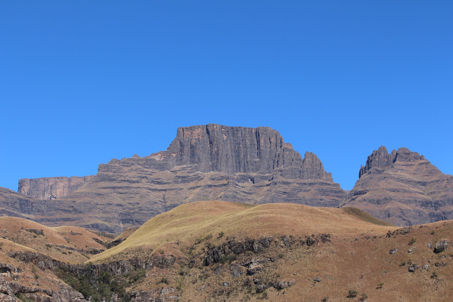 La Travesía del Sendero de Drakensberg en Sudáfrica: Guía de Expedición y Senderismo por la Cresta del Gran Escarcarpiento
