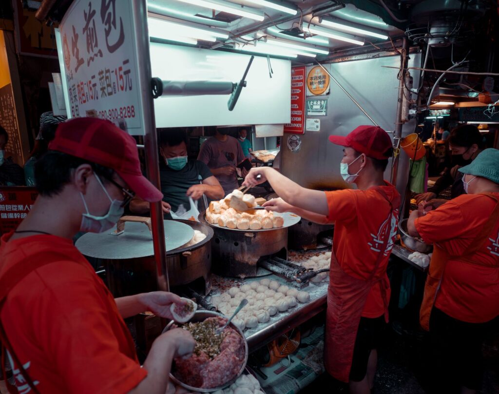 El festín del viajero consciente: cómo la gastronomía callejera reescribe el turismo moderno