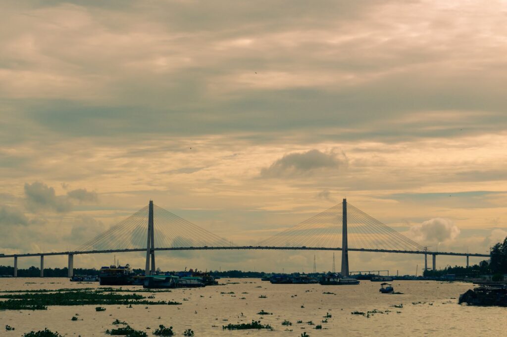 El laberinto suspendido de las barcazas del delta del Mekong: Ingeniería fluvial, mercados flotantes y la conectividad anfibia del sur de Vietnam