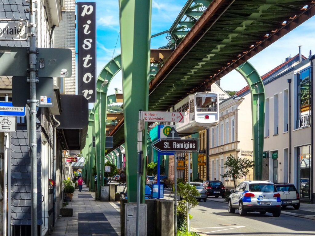 Wuppertal y el arte de la movilidad suspendida: el viaje definitivo al corazón del transporte urbano sostenible