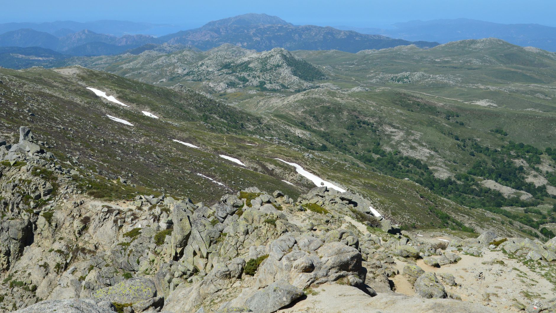 La Travesía del Sendero de GR 20 en Córcega: Guía de Expedición y Senderismo por la Cresta Granítica del Mediterráneo