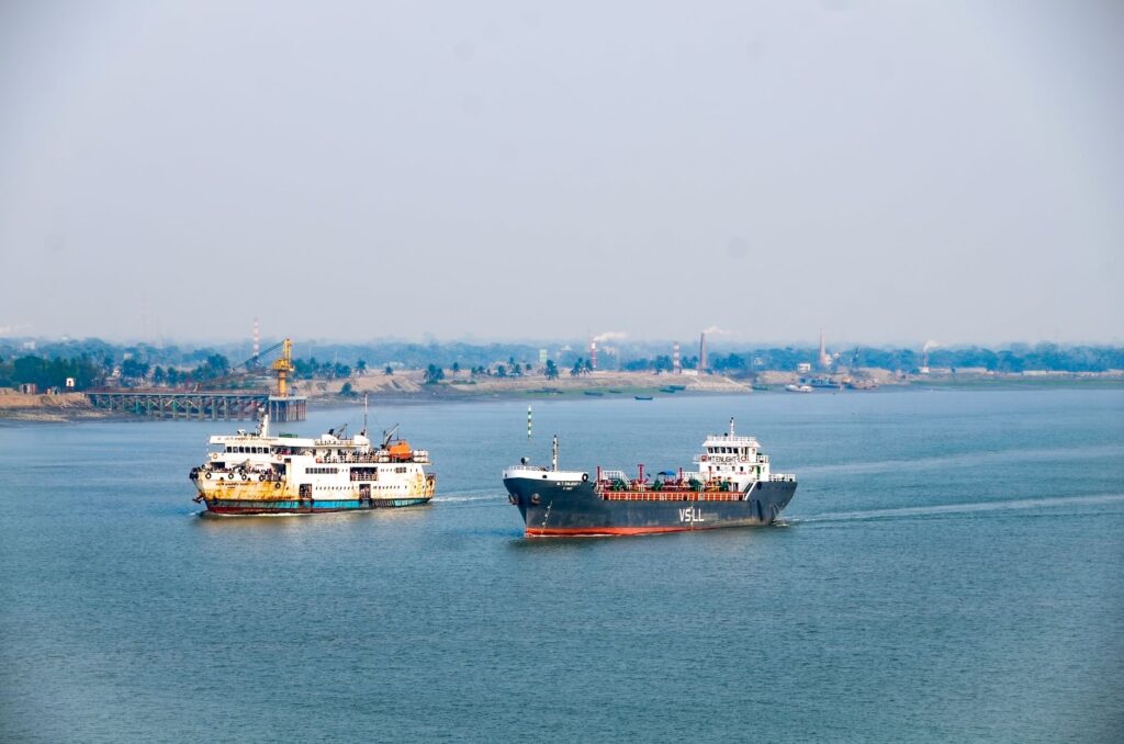 El laberinto intermodal del delta del río Gambia: Lanchas de madera, barcazas de marea y la frágil conectividad de los bolongs