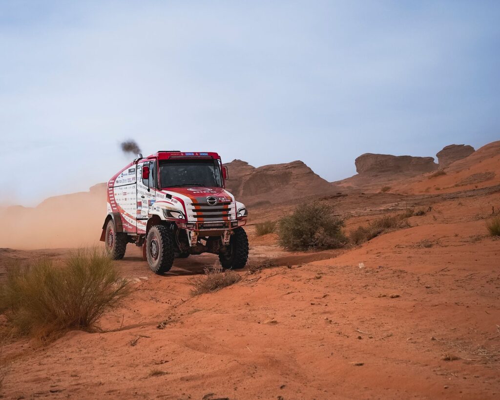 El laberinto intermodal del desierto de Hasa: Camiones cisterna, pistas de sal y la frágil conectividad de los oasis orientales