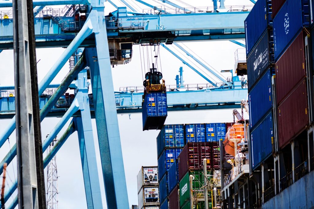 El latido intermodal de Norfolk Island: Aislamiento oceánico, logística de abastos y conectividad aérea en el Pacífico Sur