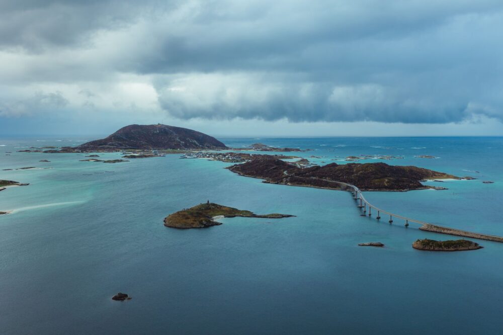 El latido meridional del archipiélago de las Lofoten: Ingeniería de puentes, pasos de mar y la conectividad insular noruega