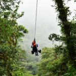 El laberinto de los bosques nubosos: cómo la movilidad comunitaria y los senderos aéreos transforman el transporte en Monteverde