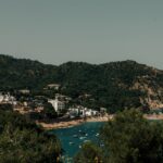El latido secreto del ferrocarril de la Costa Brava: ingeniería férrea y el pulso mediterráneo entre acantilados