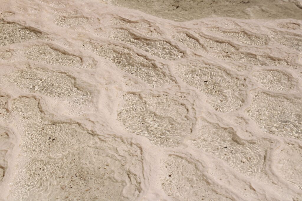 El silencio milenario de los manantiales de Pamukkale: hidroterapia travertina y arquitectura clásica en las terrazas de Anatolia